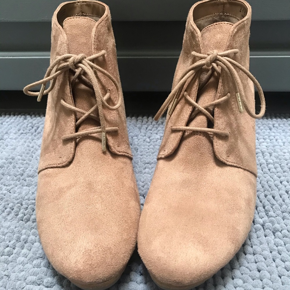 ***NWOT Women’s Tan Suede Wedge Booties